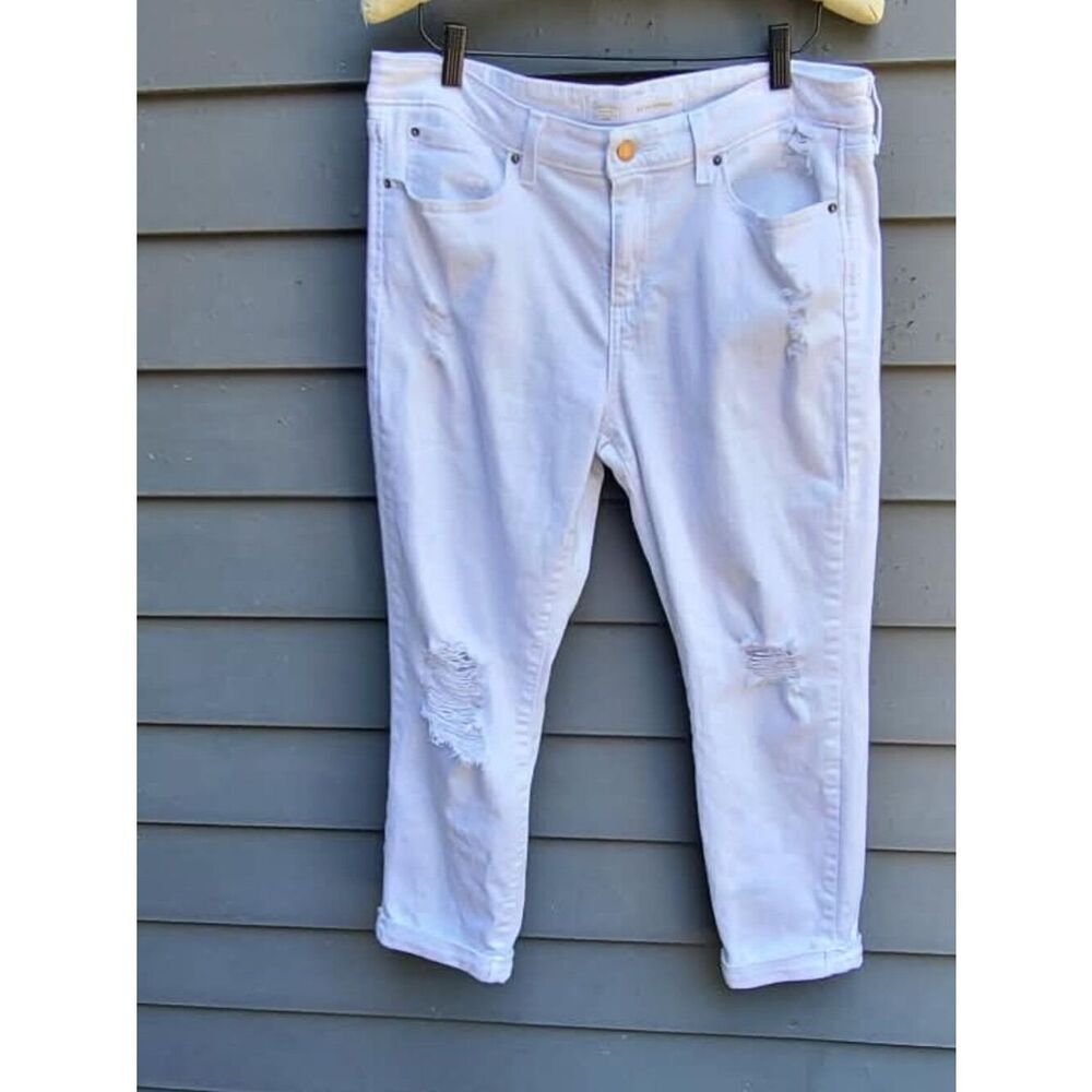 Signature Levis Mid Rise White Boyfriend Distressed cuffed Jeans size 14/32